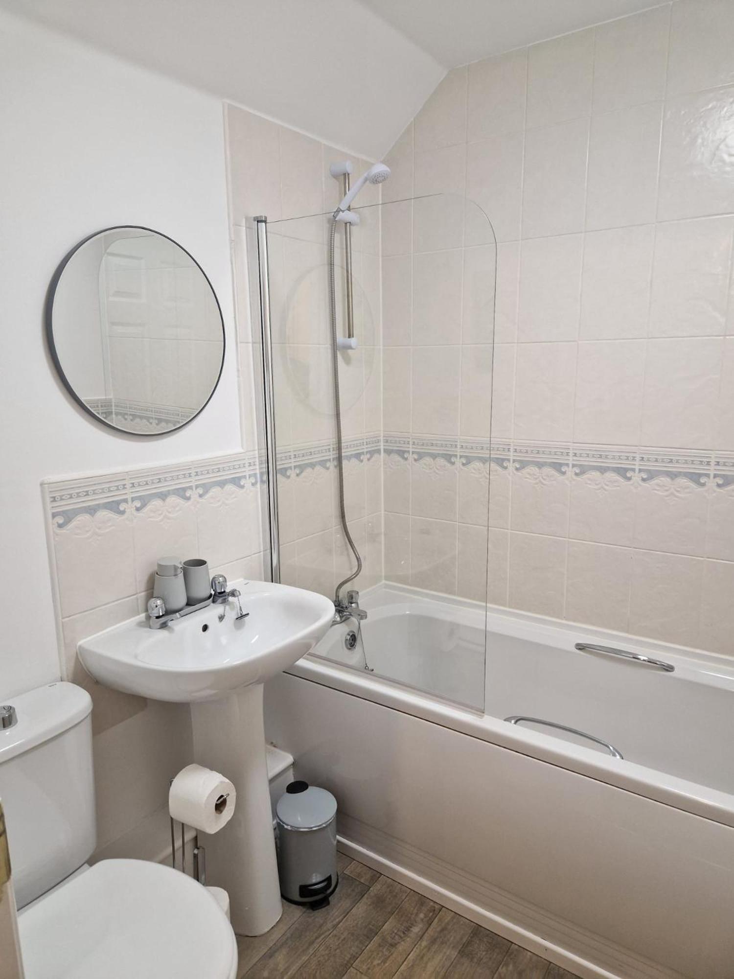 Hereford - Mayflower Coach House, Modern 2 Bedroom Property With Parking, Located South Of Hereford City, Suitable For Small Family, Couple Or Contractors - Sleeps Up To 5 Guests - Hosted By Rentmyhouse Bagian luar foto